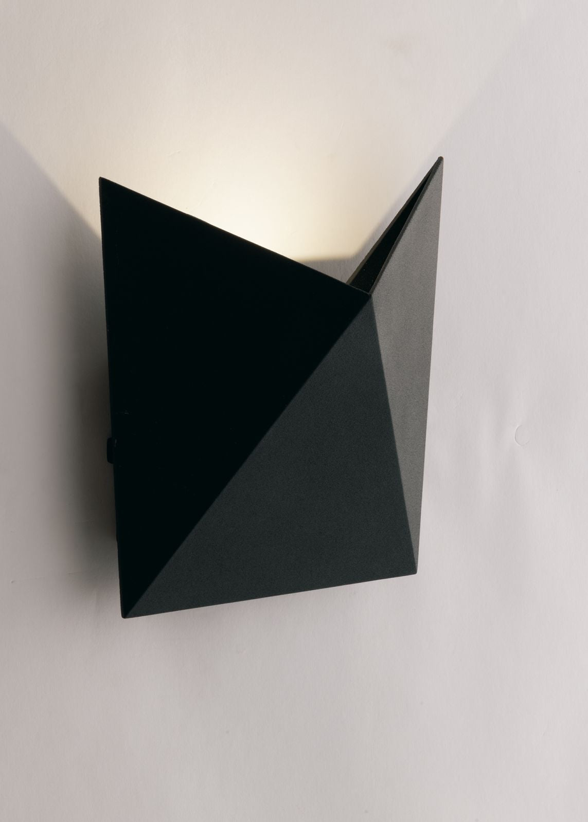 Applique per esterno in alluminio goffrato bianco o nero IP54 led integrato luce naturale 4000°k 7W 470 lumen collezione STEALTH Applique per esterno in alluminio goffrato bianco o nero IP54 led integrato luce naturale 4000°k 7W 470 lumen collezione STEALTH